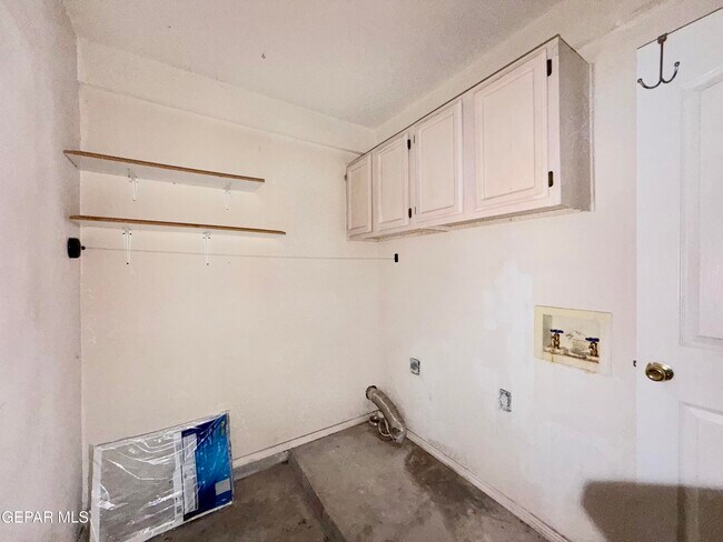 Building Photo - 9150 Bur Oak Cir