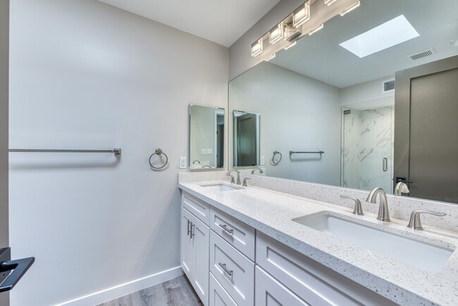Building Photo - Gorgeous 2 bedroom, 2 bathroom in the Hear...