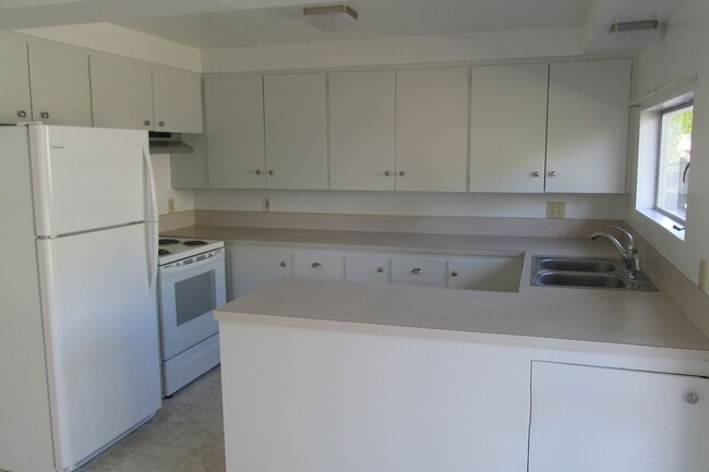 Building Photo - 3 Bedroom House in Burlington