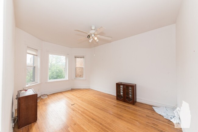 Building Photo - 3830 N Sheffield Ave