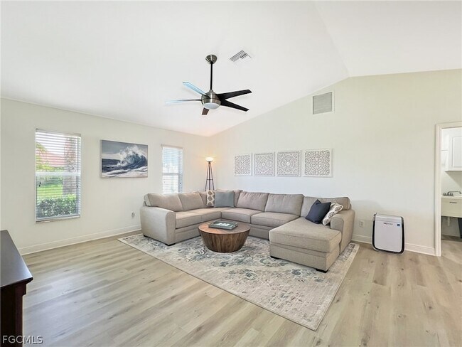 Building Photo - 1325 NE 5th Pl