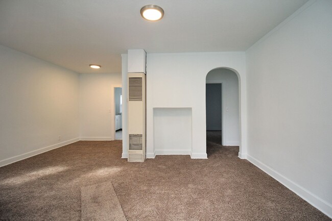 Building Photo - Adorable Remodeled Mississippi 1 Bedroom Apartment in Charming Courtyard Complex