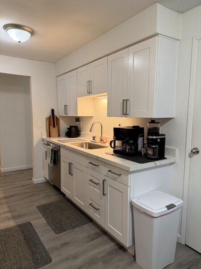 Building Photo - 2Bd/1.75Ba Redmond Condo