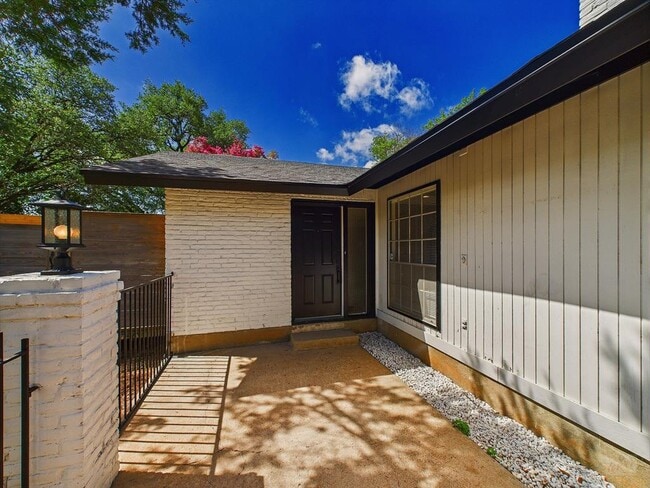 Building Photo - 6108 Shadow Valley Dr