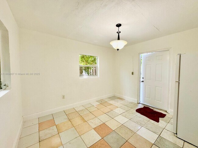 Building Photo - 1060 NW 116th St