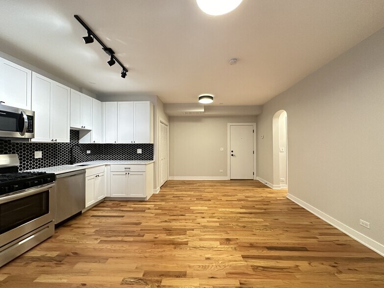 Building Photo - 645 W Wrightwood Ave