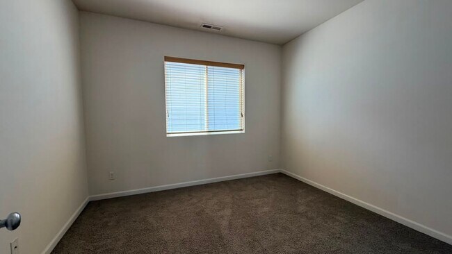 Building Photo - Spacious 4-Bed Home with Loft & Covered Patio in North Creek