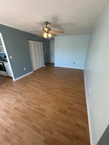 Extra room - 18637 Lake Worth Blvd