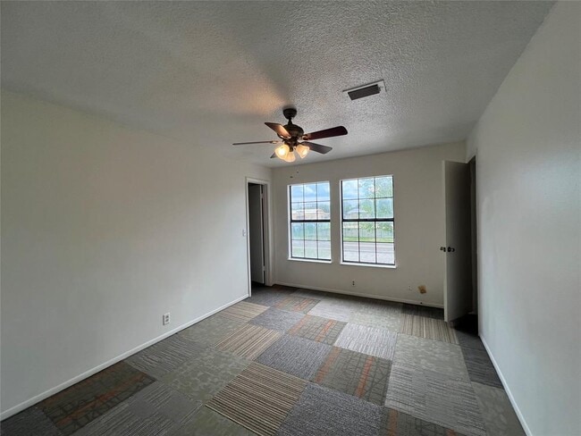 Building Photo - 103 E Moerbe St