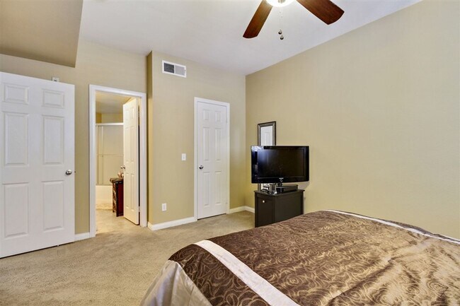 Building Photo - Spacious Top Floor Condo in Resort Style C...