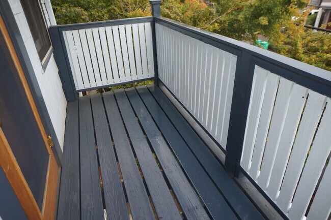 Building Photo - Amazing two bedroom sellwood beauty!
