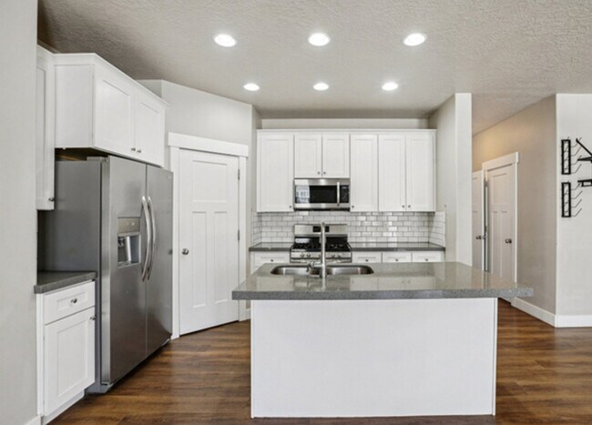 Building Photo - Your Next Home Awaits!