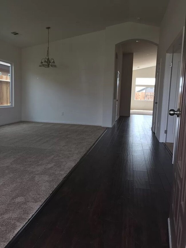 Building Photo - 5 bedrooms 2 baths house-SW Bakersfield