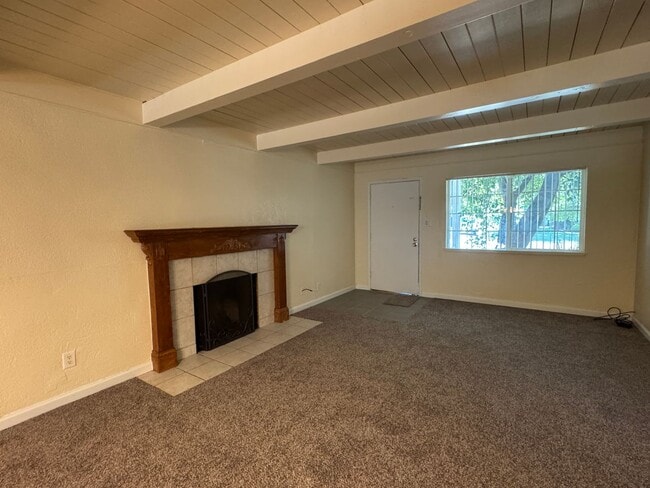 Building Photo - Large Three Bedroom Home with Two Bathrooms in Lincoln Village