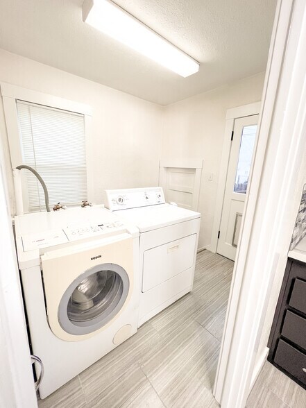 Building Photo - 420 Main St