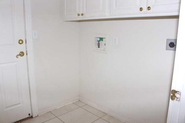 Building Photo - Great West side home located close to shop...