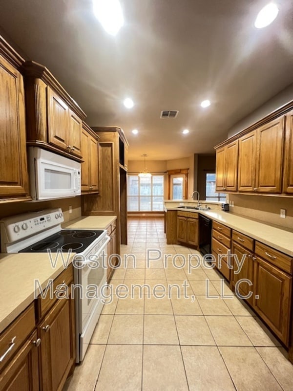 Building Photo - 701 N Ponderosa Way