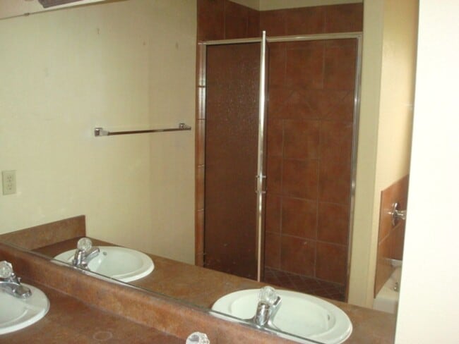 Building Photo - Cute Townhouse in Desirable Area- Close to...