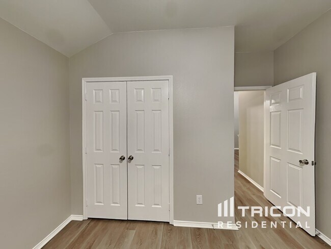 Building Photo - 4512 Ridgeway Dr
