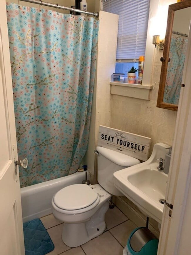 Building Photo - 605 Gray St