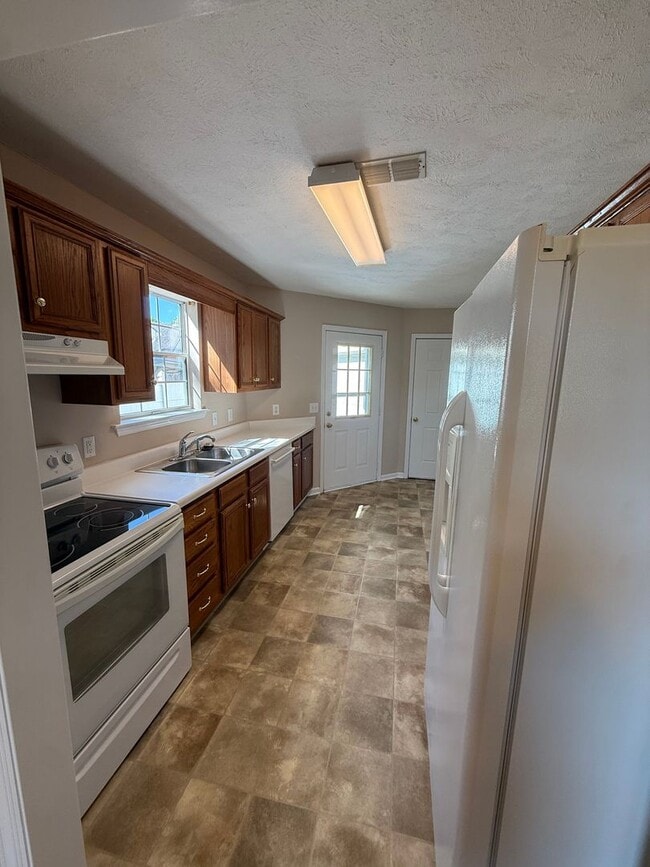 Building Photo - Convenient Murfreesboro Living – 3 Bed, 2 Bath with 2-Car Garage