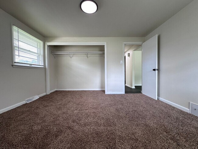 Building Photo - 490 St Bernard Dr