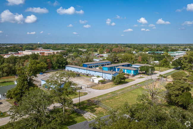 Context - Bridge City Apartments