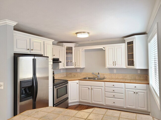 Building Photo - $1,695 - 2 Bed / 2 Bath Spacious Top Floor...