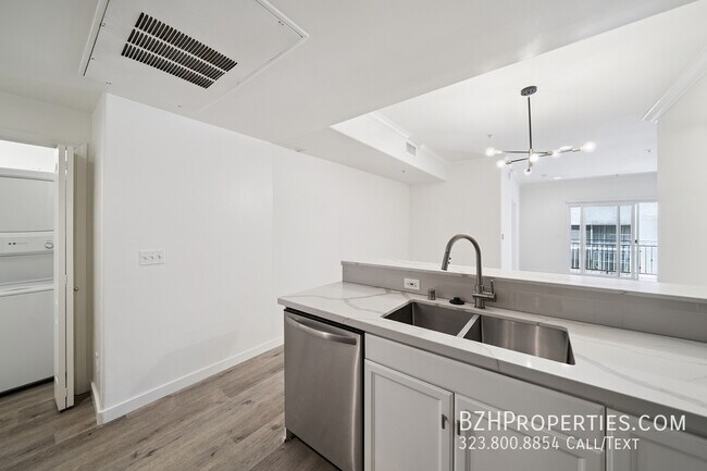 Building Photo - 2334 S Bentley Ave