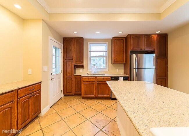 Building Photo - 3 br, 1.5 bath House - 2708 White Ave