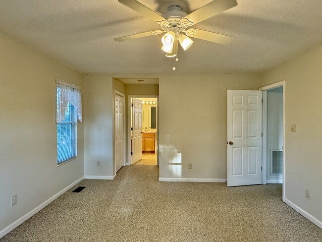 Building Photo - 144 Gigi Ln