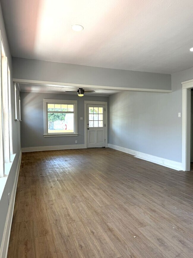 Building Photo - 469