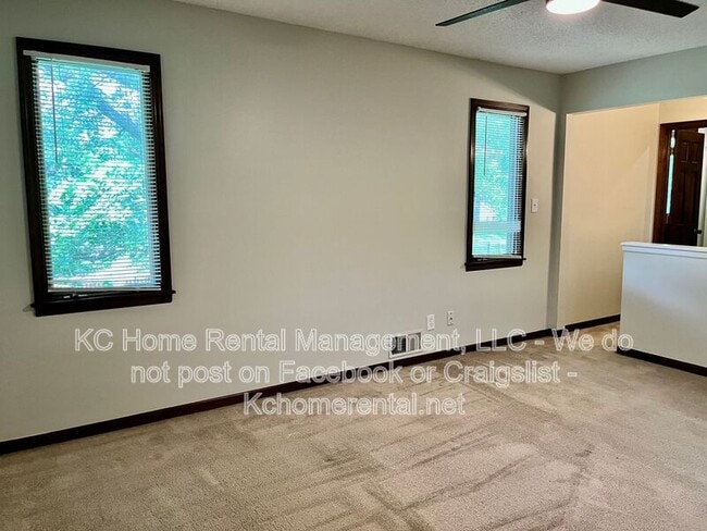 Building Photo - 3868 SW Harbor Dr