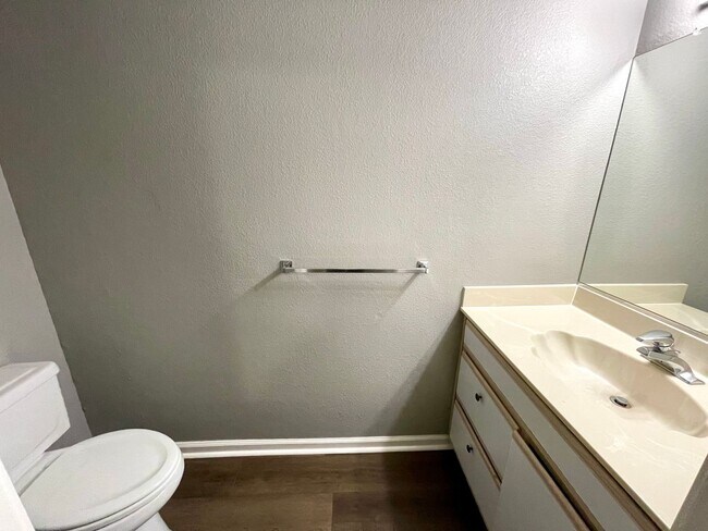 Building Photo - Nice 3 bedroom, 2.5 bathroom home in quiet neighborhood