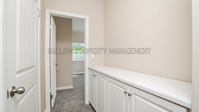 Building Photo - 1327 Holly Ave
