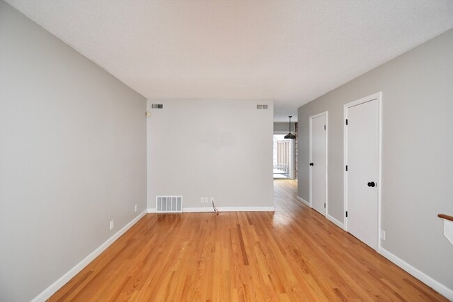 Building Photo - 15 Yorktown Dr