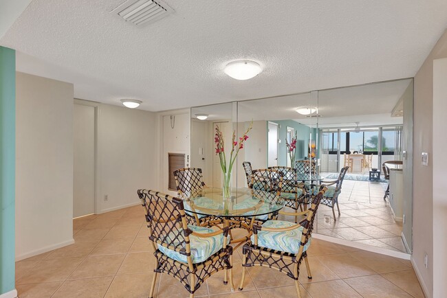 Building Photo - For Annual Rent 2 Bedroom 2 Bath Updated B...