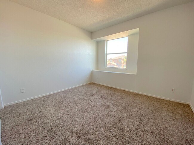 Building Photo - East El Paso 5Bed/3Bath Refrig A/C!