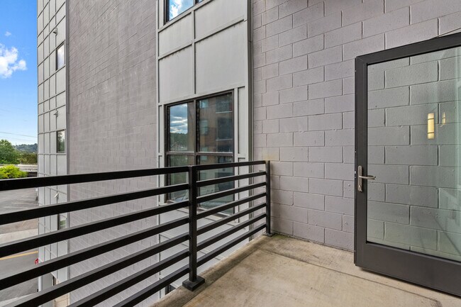 Building Photo - 115 Willow Ave