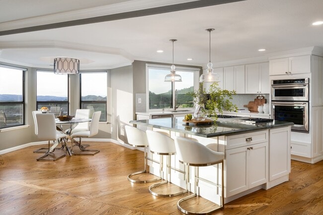 Building Photo - 4 Bed 3.5 Bath In Round Hill Estates North