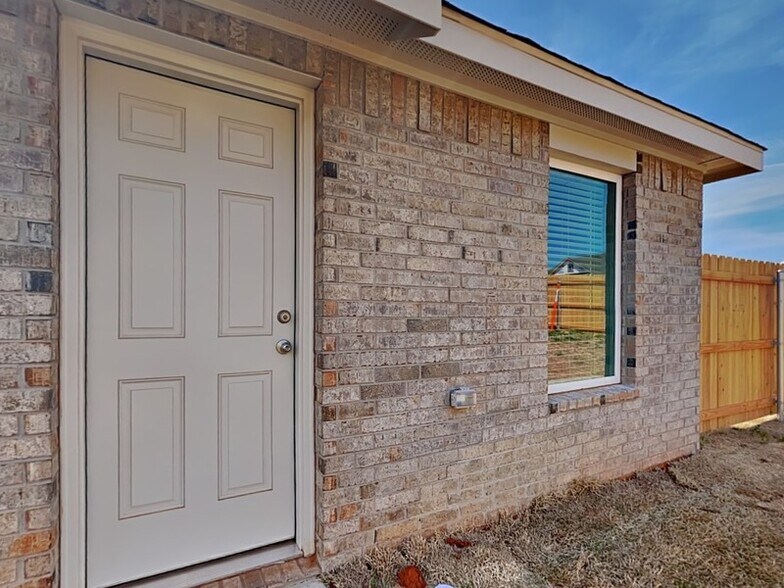 Building Photo - 501 St Charles Pl