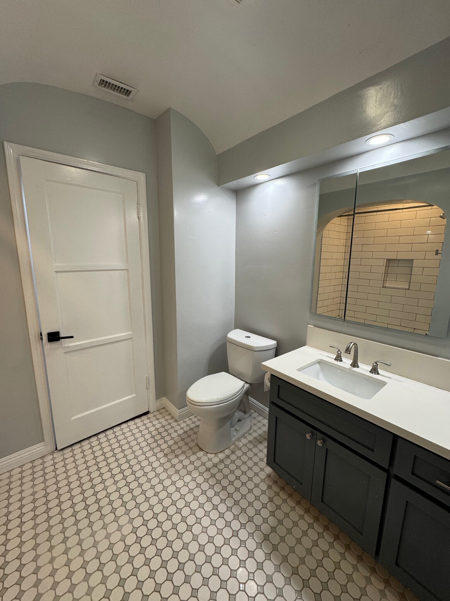 Hallway Bath - 3100 W 78th St