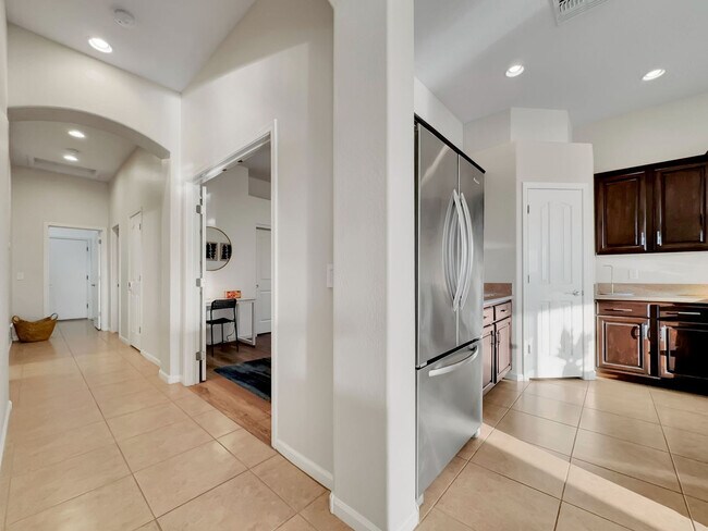 Building Photo - 6682 S Crestview Dr