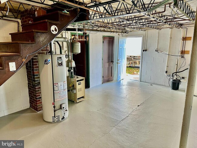 Building Photo - 602 E Maple St