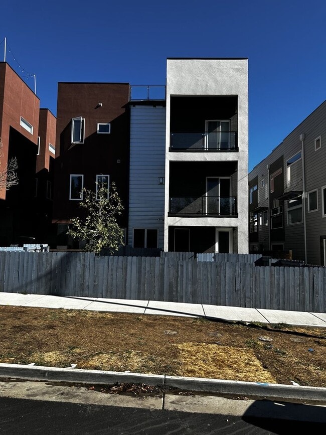 Building Photo - Available Early March!!  Bright and light with fantastic Views!!