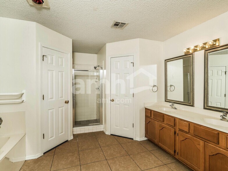 Building Photo - 1412 N Umbrella Ave