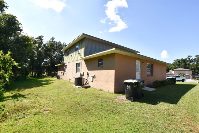 Building Photo - 3/2 Half Duplex in N. Lakeland!