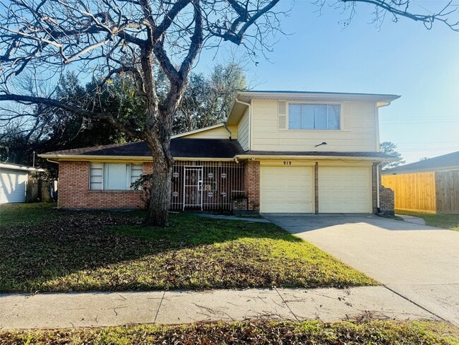 Building Photo - 919 Saddle Rock Dr