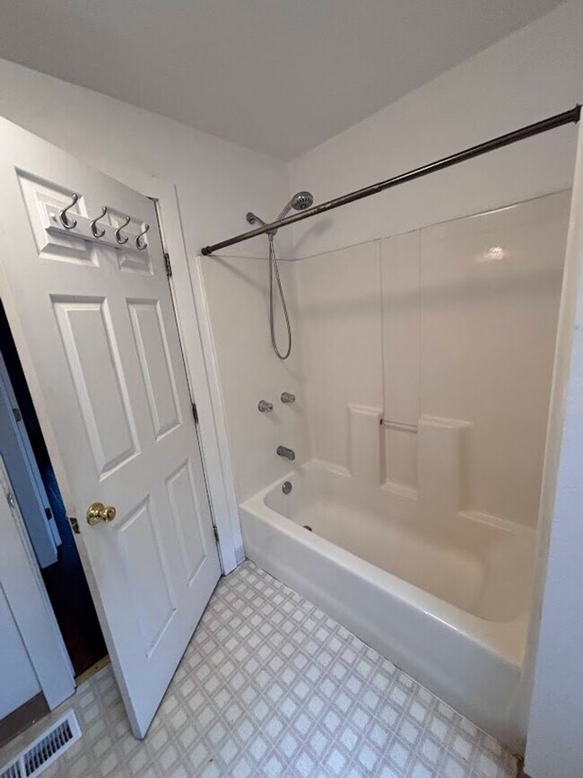 Building Photo - 405 - BEAVER DUPLEX