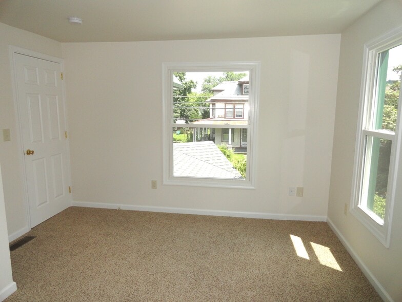 Building Photo - 77 E Main St